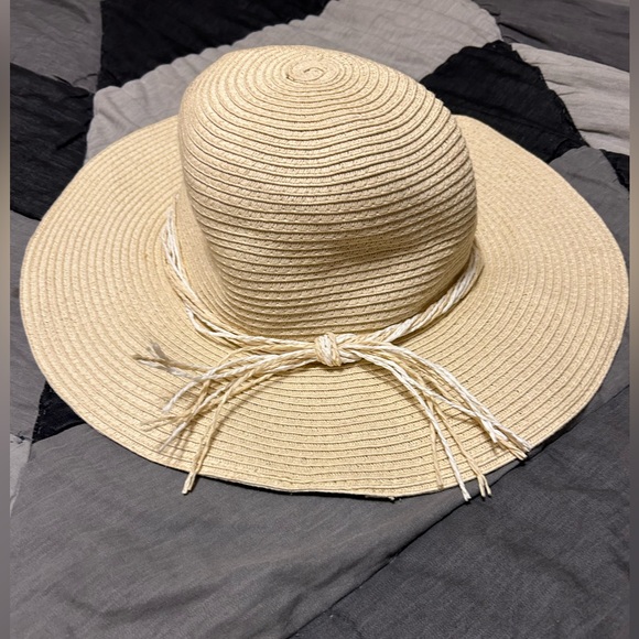 Lucky 7 sun hat - Picture 2 of 3